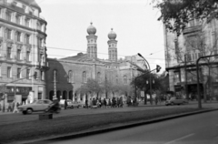 Magyarország, Budapest V.,Budapest VII., Károly (Tanács) körút, szemben a Dohány utcai zsinagóga., 1975, Gömöri család, Budapest, Fortepan #201404