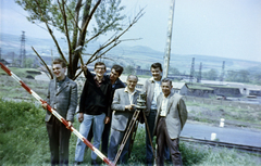 Magyarország, Tatabánya, a földmérő társaság mögött a Kőműveskert utca., 1960, Gömöri család, színes, földmérő, szintező, szerszám, mérőléc, kitűzőrúd, figuráns, Fortepan #201444