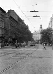 Magyarország, Budapest V.,Budapest VII., Múzeum (Tanács) körút az Astoria kereszteződés felől a Dob utca felé nézve., 1958, Handa család, Budapest, utcakép, villamosmegálló, Fortepan #201467