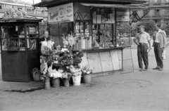 Magyarország, Budapest VIII., Astoria kereszteződés, jobbra a háttérben az ELTE épülete., 1958, Handa család, bódé, Budapest, ablakrács, virágárus, Fortepan #201468