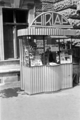 Magyarország, Budapest VIII., Blaha Lujza tér, újságárus a Nemzeti Színház mellett., 1958, Handa család, bódé, újságárus, Budapest, hullámlemez, Fortepan #201469