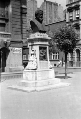 Magyarország, Budapest VIII., Gutenberg tér, Fodor József szobra (ifj. Vastagh György, 1909.), háttérben a Kőfaragó utca torkolata., 1958, Handa család, Budapest, fodrászat, dombormű, mellszobor, Fortepan #201470