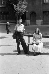 Magyarország, Budapest VIII., Gutenberg tér, háttérben a Scheiber Sándor (Bérkocsis) utca sarkán a 4-es számú ház, a Gutenberg-otthon., 1958, Handa család, Budapest, szemüveg, Fortepan #201471