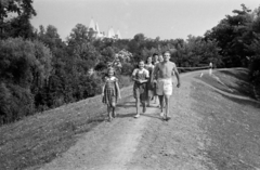 Magyarország, Tiszadob, védőgát, háttérben az Andrássy-kastély tornyai., 1959, Handa család, félmeztelen, lányok, kockás ruha, Fortepan #201473