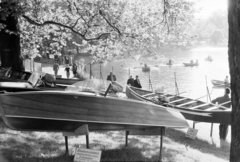 Magyarország, Városliget,Budapesti Ipari Vásár, Budapest XIV., kiállítási terület a Városligeti-tó partján, 1959, Handa család, csónak, nemzetközi vásár, motorcsónak, Budapest, Buday-márka, Buday 175, Fortepan #201480