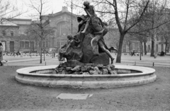 Magyarország, Budapest VIII., Rákóczi tér, Halászó gyerekek-díszkút (Senyei Károly 1900.), a budai Várból 1957-ben helyezték ide. Háttérben a Vásárcsarnok., 1959, Handa család, Budapest, szoborcsoport, Fortepan #201488