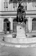 Magyarország, Budapest V., Szomory Dezső (Biermann István) tér, Danaidák kútja (Sidló Ferenc, 1933.)., 1959, Handa család, Budapest, szobor, Fortepan #201489