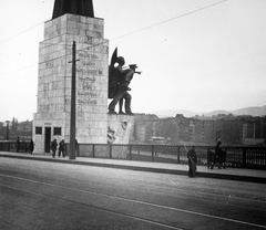 Magyarország, Budapest XI., Petőfi (Horthy Miklós) híd, Haditengerészeti Hősi Emlékmű., 1942, Fortepan, emlékmű, katonaság, látkép, hídfő, Budapest, Duna-híd, Álgyay Hubert Pál-terv, Fortepan #20149