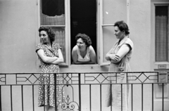 Hungary, Budapest VIII., Horánszky (Makarenko) utca 23. lakóház (egykor Norbertinum, Premontrei rend hittudomány és tanárképző intézet internátusa), 1961, Handa család, courtyard balcony, railing, Budapest, Best of, three people, looking back, rumour, Fortepan #201506