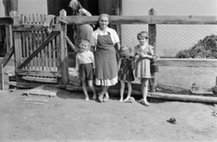 1955, Handa család, mother, kids, headscarf, apron, yard, barefoot, milk can, Fortepan #201527