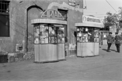 Magyarország, Budapest VIII., a Baross utca vége, jobbra a Fiumei (Mező Imre) út., 1959, Handa család, bódé, rendőr, újságárus, Budapest, Fortepan #201538