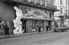 Magyarország, Budapest VII., Erzsébet (Lenin) körút 8., Bástya mozi, jobbra a Dohány utca., 1959, Handa család, Budapest, plakát, dekoráció, mozi, filmplakát, Fortepan #201553