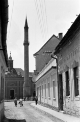 Magyarország, Eger, Minaret a Torony utcából nézve, háttérben a Szent Sebestyén vértanú templom (volt Irgalmasok temploma)., 1959, Handa család, utcakép, Fortepan #201557