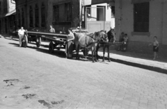 Magyarország, Budapest IX., Márton utca, a lovaskocsi a 7-es számú ház előtt áll., 1959, Handa család, lószerszám, kocsis, szállítás, Budapest, Fortepan #201561