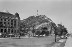 Magyarország, Budapest XI., Szent Gellért tér, balra a Gellért Szálló, fenn a Gellért-hegyen a Felszabadulási Emlékmű, jobbra a Sziklatemplom., 1959, Handa család, Budapest, látkép, Fortepan #201562