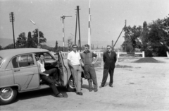 Magyarország, Öskü, Rózsa utca a vasútállomásnál, háttérben a vasúti átjáró látszik a Fő utcánál., 1962, Handa család, vasúti jelző, sorompó, GAZ M21 Volga, Fortepan #201603