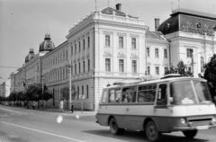 Románia,Erdély, Kolozsvár, balra a Honvéd utca (Calea Dorobanţilor), jobbra a Bocskai tér (Piata Avram Iancu), szemben az Igazságügyi Palota., 1964, Handa család, Fortepan #201636