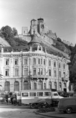 Szlovákia, Trencsén, a vár a Szlovák Nemzeti Felkelés (Slovenského národného povstania) tér felől nézve. Előtérben a Hotel Tatra (eredetileg Erzsébet Szálló, ma Hotel Elizabeth)., 1963, Jakab Antal, Fortepan #201661