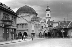 Szlovákia, Trencsén, Štúrovo námestie, szemben a zsinagóga, távolabb a Xavéri Szent Ferenc-templom tornya., 1963, Jakab Antal, Fortepan #201666