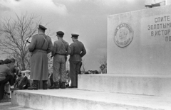 Hungary, Nagybajom, ünnepség április 4-én a ll. világháborús szovjet emlékmű talapzata előtt., 1963, Jakab Antal, Fortepan #201672