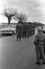 Hungary, Nagybajom, a 61-es számú főút a ll. világháborús szovjet emlékműnél. A felvételáprilis 4-i ünnepség alkalmával készült., 1963, Jakab Antal, Fortepan #201677