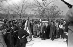 Hungary, Nagybajom, ünnepség április 4-én a ll. világháborús szovjet emlékmű talapzata előtt., 1963, Jakab Antal, pioneer, flag, Soviet soldier, Fortepan #201680