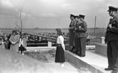 Hungary, Nagybajom, ünnepség április 4-én a ll. világháborús szovjet emlékmű talapzata előtt., 1963, Jakab Antal, pioneer, Workers' Militia, cop, cannon, Hungarian soldier, guard of honour, Fortepan #201681