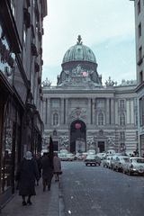 Ausztria, Bécs, Kohlmarkt, háttérben a Michaelerplatz a Hofburg homlokzatával., 1962, Jakab Antal, színes, Fortepan #201688