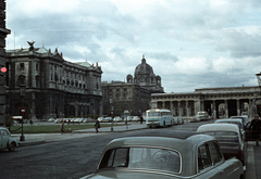 Ausztria, Bécs, Heldenplatz, balról a Hofburg, a Szépművészeti Múzeum (Kunsthistorisches Museum) és a Hofburg kapuja (Äusseres Burgtor)., 1962, Jakab Antal, színes, Ikarus 55, Fortepan #201698