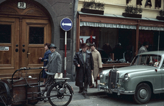 Ausztria, Bécs, a Petersplatz 10. és a Freisingergasse 4. számú ház., 1962, Jakab Antal, színes, mercedes w120, tricikli, Fortepan #201709