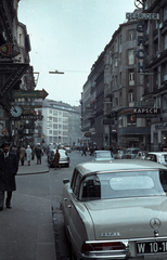 Ausztria, Bécs, Kärntner Strasse a Philharmonikergasse felől, balra a Kupferschmiedgasse torkolata., 1962, Jakab Antal, színes, Fortepan #201712