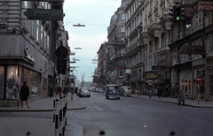 Ausztria, Bécs, a Kärntner Strasse a Kärntner Ring irányába fényképezve, balra a Johannesgasse., 1962, Jakab Antal, színes, Volkswagen Transporter 1, Volkswagen Bogár, Fortepan #201729