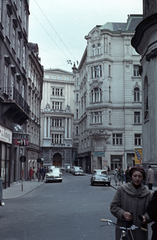 Ausztria, Bécs, Petersplatz a Freisingergasse felé, jobbra a Szent Péter-templom (Peterskirche) kis részlete látszik., 1962, Jakab Antal, színes, Fortepan #201732