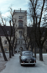 Ausztria, Heiligenkreuz im Wienerwald, háttérben az apátság főkapuja., 1962, Jakab Antal, színes, szobor, rendszám, orgona, szoborfülke, kapualj, Fortepan #201744