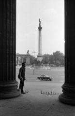 Magyarország, Budapest XIV., Hősök tere, a Szépművészeti Múzeum oszlopcsarnoka, szemben a Millenniumi emlékmű., 1966, Jakab Antal, Budapest, Fortepan #201754