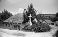 Magyarország,Balaton, Fonyód, Fő utca, Krajtmár Lajos nádpalló készítő háza., 1966, Jakab Antal, kereszt_jelkép, parasztház, Fortepan #201762