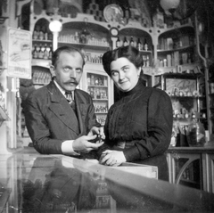 1917, Fortepan, pharmacy, man and woman, interior of a pharmacy, Fortepan #20177