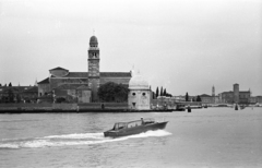 Olaszország, Velence, látkép Murano felől, balra a San Michele-sziget (Velence temetője) és a Chiesa di San Michele in Isola. Jobbra a háttérben a Chiesa di Santa Maria Assunta Detta I Gesuiti, távolabb a Chiesa dei Santi Apostoli tornya., 1970, Jakab Antal, Fortepan #201792