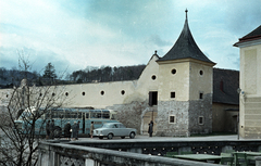 Ausztria, Heiligenkreuz im Wienerwald, szemben a főiskola épülete (később XVI. Benedek Filozófiai-Teológiai Egyetem)., 1962, Jakab Antal, színes, MÁVAUT-szervezet, Ikarus 55, Ibusz, Fortepan #201802