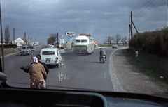 Ausztria, Schwechat, B10-es főút, a Brucker Bundesstrasse. Balra B9-es főút, a Hainburger Strasse, Fischamend, Wien-Flughafen felé, jobbra Hegyeshalom felé., 1962, Jakab Antal, színes, MÁVAUT-szervezet, Ikarus 55, járműbelső, Fortepan #201828