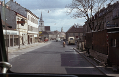 Ausztria, Schwechat, Wiener Strasse, szemben balra a Szentháromság-templom (Dreifaltigkeitskirche), jobbra távolabb a Schwechati plébániatemplom (Pfarrkirche hl. Jakobus der Ältere) a Hauptplatz-on., 1962, Jakab Antal, színes, járműbelső, Fortepan #201830