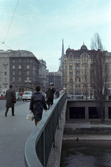 Ausztria, Bécs, a Marienbrücke Obere Donaustrasse melletti hídfőjétől a Franz-Josefs-Kai és a Rotenturmstrasse felé nézve., 1962, Jakab Antal, színes, Fortepan #201838