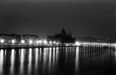 Magyarország, Budapest V., kilátás a Margit hídról a Parlament felé., 1962, Jakab Antal, díszkivilágítás, Budapest, Fortepan #201875