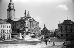 Magyarország, Pécs, Széchenyi tér, kilátás a Dzsámi felől. Előtérben a Szentháromság-szobor, mögötte a Városháza, távolabb az Irgalmasok temploma., 1964, Jakab Antal, Fortepan #201893