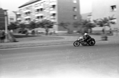 Hungary, Uránváros, Pécs, Ybl Miklós utca - Kőrősi Csoma Sándor utca sarok, Országos Gyorsasági Motorverseny. 70-es rajtszámmal, AJS 350 típusú motoron Nyéki László az MHSZ KMK versenyzője., 1963, Jakab Antal, Fortepan #201932