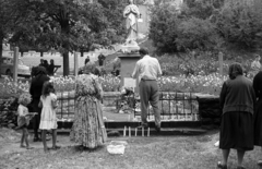 Magyarország, Siklós,Máriagyűd, (ekkor önálló, ma a város része), a Gyüdi Szűzanya-szobor kegytemplom kertjében., 1964, Jakab Antal, Trabant-márka, ima, gyertya, cigányság, fogadalmi tárgy, árvíz, népviselet, Fortepan #201966