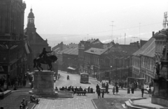 Magyarország, Pécs, Széchenyi tér, Hunyadi János szobra mögött a Városháza takarásában az Irgalmasok temploma., 1967, Jakab Antal, Fortepan #201979