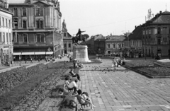 Hungary, Pécs, Széchenyi tér, Hunyadi János szobra, távolabb az Irgalmasok temploma., 1969, Jakab Antal, Fortepan #202031