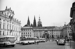 Czech Republik, Prague, Hradzsin tér (Hradčanské náměstí), Érseki palota, jobbra szemben a Hradzsin első udvarának bejárata., 1972, Jakab Antal, Czechoslovakia, Fortepan #202038