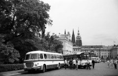 Czech Republik, Prague, Hradzsin tér (Hradčanské náměstí), Érseki palota, jobbra szemben a Hradzsin első udvarának bejárata., 1972, Jakab Antal, Czechoslovakia, Fortepan #202039